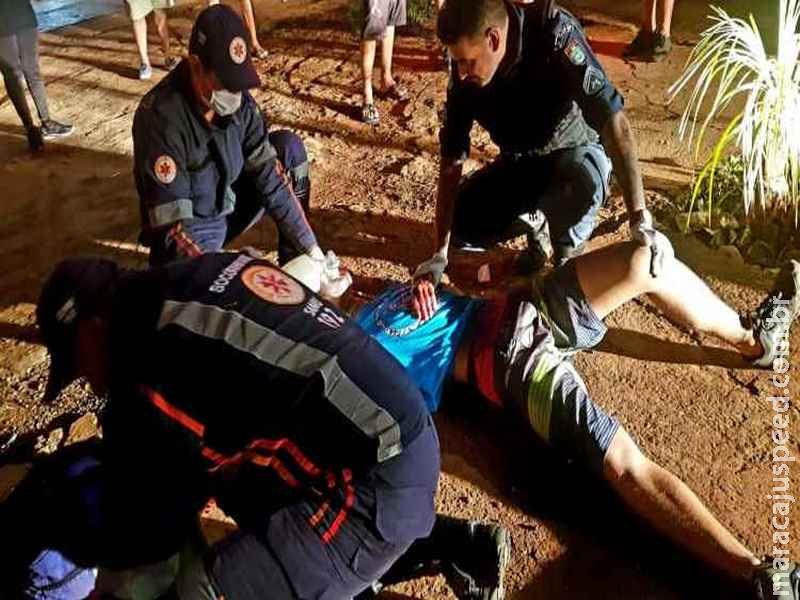 Rapaz de 20 anos é socorrido após ser encontrado caído com tiro na cabeça Rapaz de 20 anos é socorrido após ser encontrado caído com tiro na cabeça