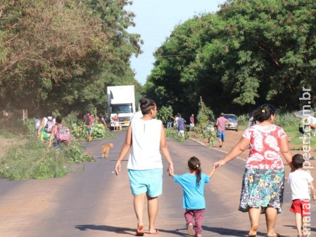 Sob ordem de despejo, moradores bloqueiam BR-262 em frente ao lixão