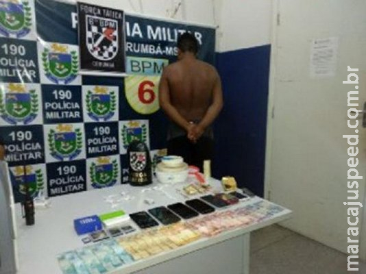 Suspeito é preso pela PM com drogas e dinheiro em ponto de venda de drogas