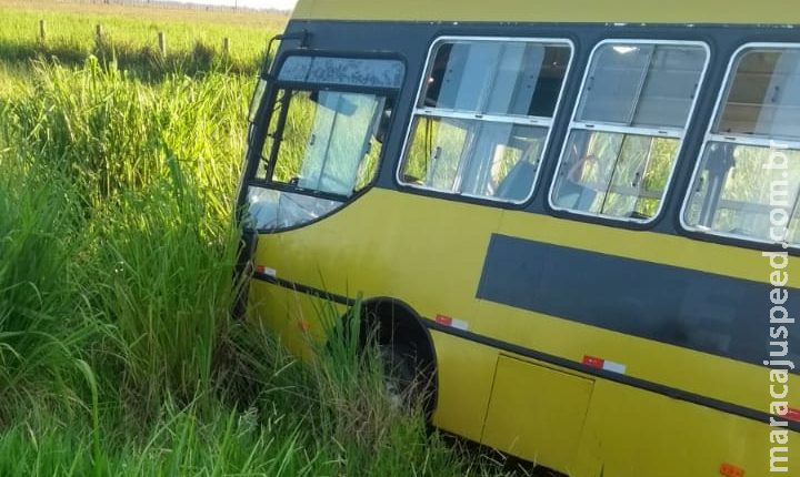 Acidente entre ônibus escolar e carro deixa motorista ferida na BR-262 Acidente entre ônibus escolar e carro deixa motorista ferida na BR-262