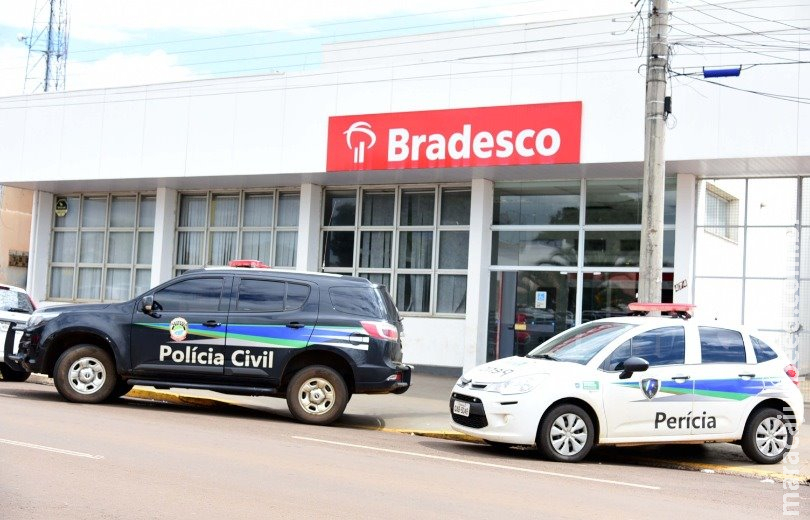 Bandidos invadem agência bancária e levam cofre