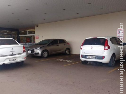 Bebê fica preso em carro, mas é salvo antes de bombeiros estourarem vidros Bebê fica preso em carro, mas é salvo antes de bombeiros estourarem vidros