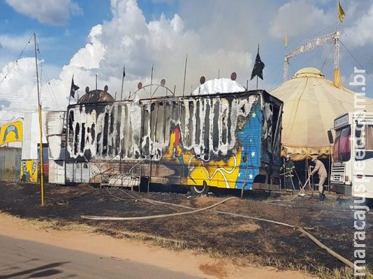 Bilheteria fica destruída em incêndio e por pouco fogo não atinge lona de circo