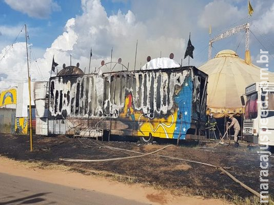 Bilheteria fica destruída em incêndio e por pouco fogo não atinge lona de circo Bilheteria fica destruída em incêndio e por pouco fogo não atinge lona de circo