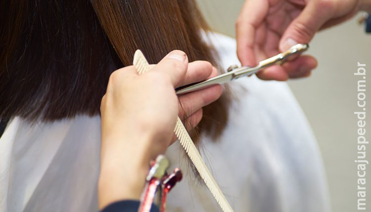  Cabeleireira se recusa a cortar cabelo de criança e tem barbearia alvejada por tiros