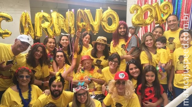 Carnaval 2019: fã da folia, idoso com Alzheimer ganha Carnaval 2019: fã da folia, idoso com Alzheimer ganha