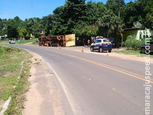 Carreta com 10 mil toneladas de agrotóxico tomba em curva e arrasta caminhão Carreta com 10 mil toneladas de agrotóxico tomba em curva e arrasta caminhão