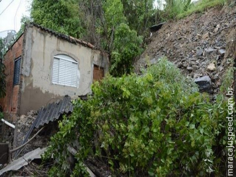 Casa é atingida por deslizamento de terra e Defesa Civil interdita área Casa é atingida por deslizamento de terra e Defesa Civil interdita área