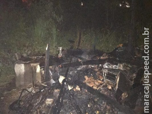 Casa é destruída pelo fogo e morador tem 30% do corpo queimado Casa é destruída pelo fogo e morador tem 30% do corpo queimado
