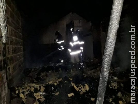 Casa fica destruída por incêndio em MS