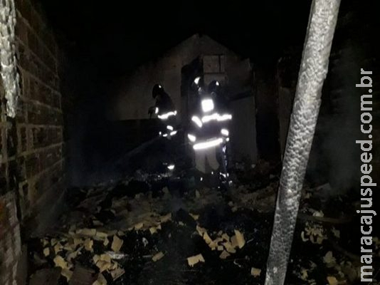 Casa fica destruída por incêndio em MS Casa fica destruída por incêndio em MS