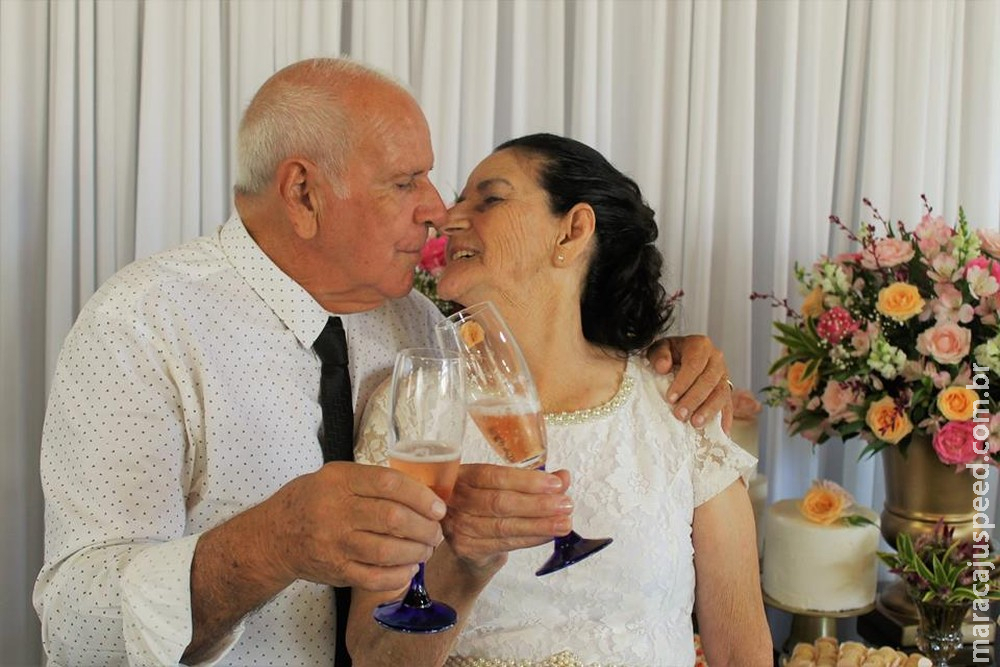 Casal de idosos que se conheceu pelo Tinder oficializa união: Casal de idosos que se conheceu pelo Tinder oficializa união: