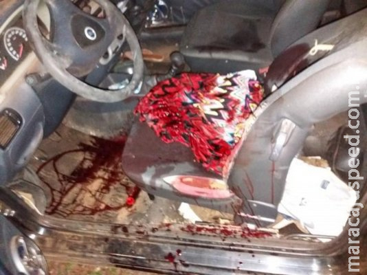 Casal fica ferido ao ter carro atingido por pistoleiros na fronteira Casal fica ferido ao ter carro atingido por pistoleiros na fronteira