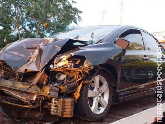 Colisão entre carro de passeio e carreta deixa três vítimas na MS-276 Colisão entre carro de passeio e carreta deixa três vítimas na MS-276
