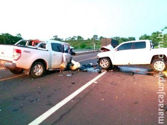 Colisão frontal entre camionetes deixa duas pessoas feridas na BR-262