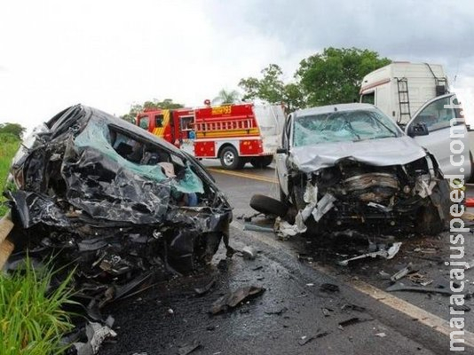 Colisão frontal entre veículos mata motorista e deixa outro ferido