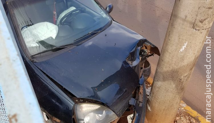  Com airbag acionado, veículo é abandonado próximo à rotatória após chocar-se contra poste