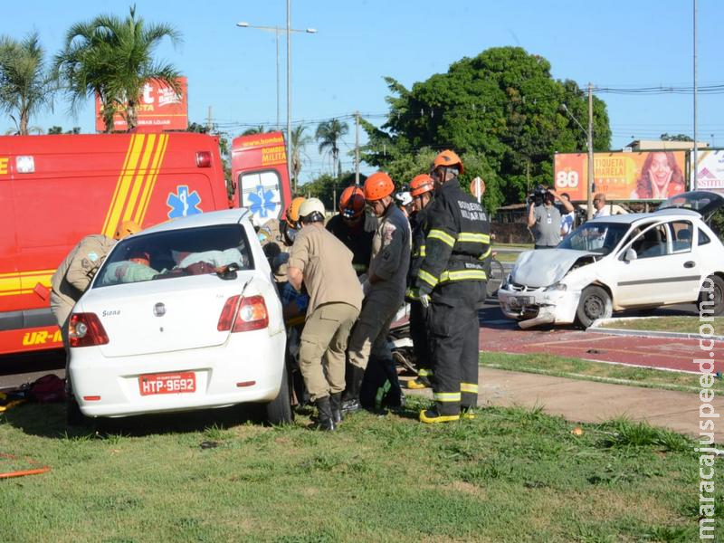 Duas pessoas ficam presas nas ferragens em acidente com táxi
