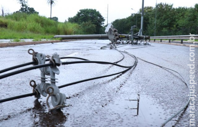 Durante chuva, carro derruba poste e interdita região Durante chuva, carro derruba poste e interdita região