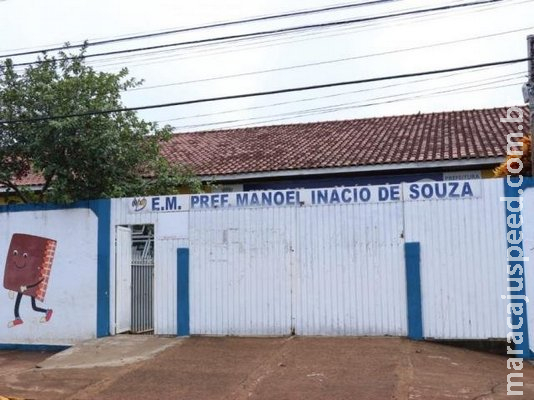 Escola teve de cancelar aulas e além de kits, água danificou 100 uniformes Escola teve de cancelar aulas e além de kits, água danificou 100 uniformes