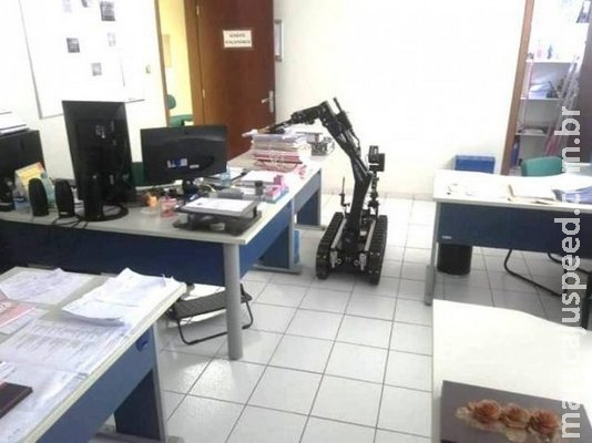 Funcionários de Fórum acham bomba durante limpa e Bope detona explosivo Funcionários de Fórum acham bomba durante limpa e Bope detona explosivo