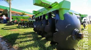  Governador entrega maquinários agrícolas a 40 municípios de MS 