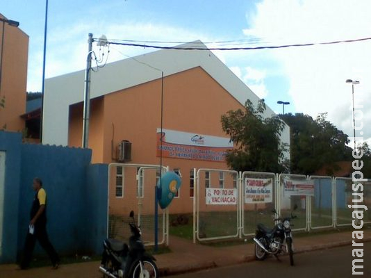  Homem é preso após tomar banho em bebedouro na frente de crianças em posto de saúde da Capital