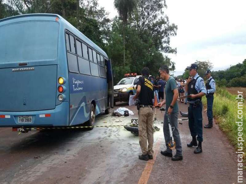 Homem morre após colidir contra ônibus e moto pegar fogo Homem morre após colidir contra ônibus e moto pegar fogo