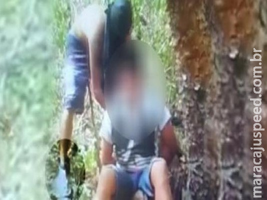 Homem que decapitou rapaz aparece em vídeo com tornozeleira eletrônica