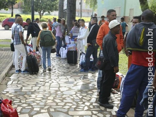 Imigrantes venezuelanos vão trabalhar em frigorífico em MS Imigrantes venezuelanos vão trabalhar em frigorífico em MS