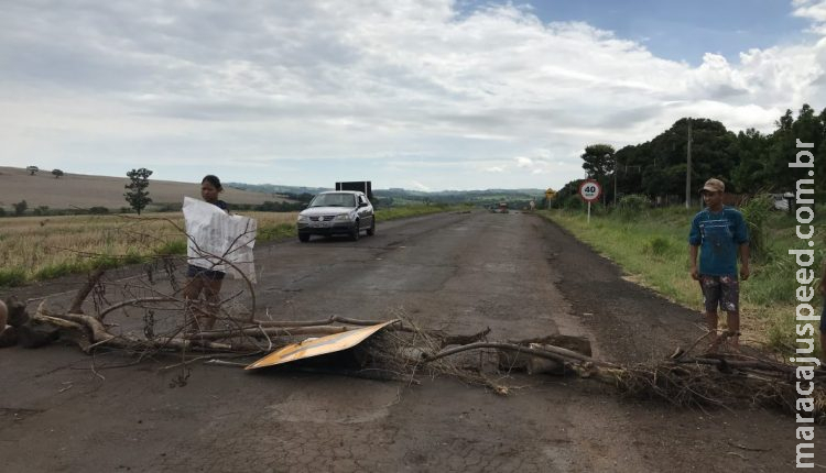 Indígenas bloqueiam rodovia contra fim da sala de aula em aldeia de MS
