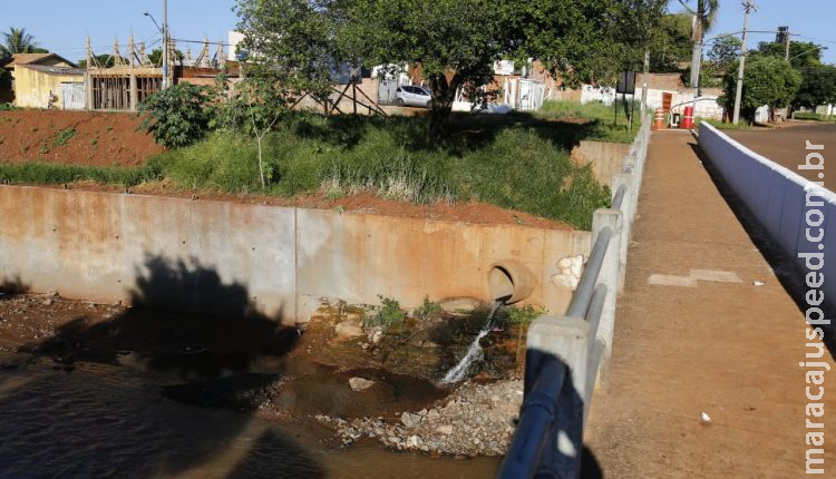  Jovem se joga em boca de lobo e fica 2 horas em tubulação de esgoto para fugir de bandidos