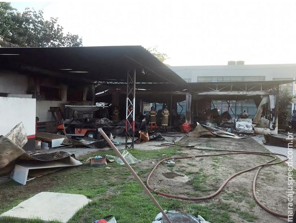 Jovens atletas do Flamengo morrem em incêndio no Centro de Treinamento Jovens atletas do Flamengo morrem em incêndio no Centro de Treinamento