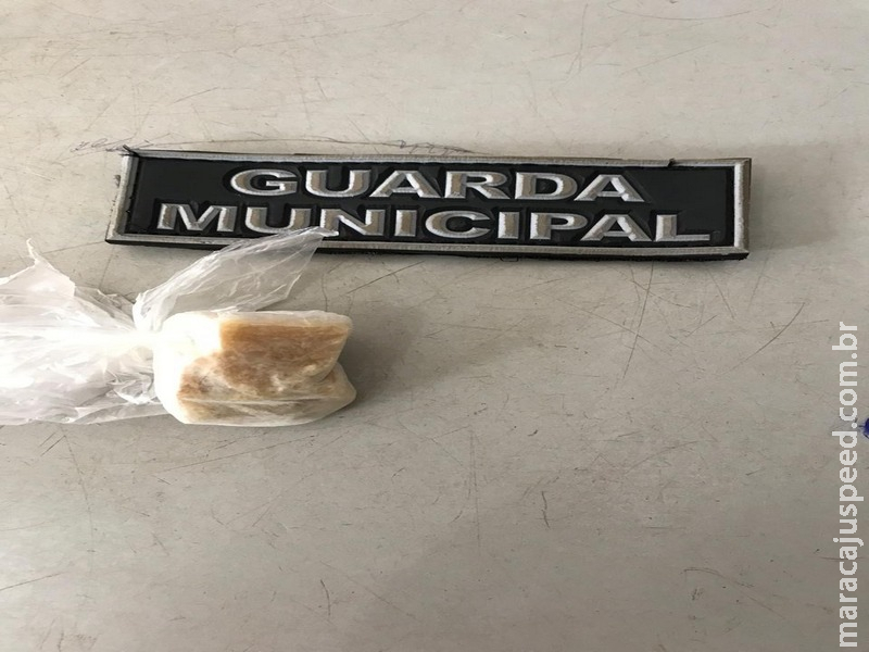 Jovens são presos pela GM usando droga em locais público