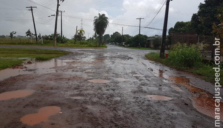  Lamaçal e pedras: sem asfalto, ruas ficam intransitáveis após chuvarada