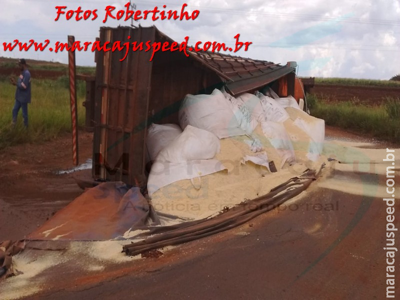 Maracaju: Caminhão Mercedes Benz tomba em mini anel deixando quase toda a carga na via Maracaju: Caminhão Mercedes Benz tomba em mini anel deixando quase toda a carga na via