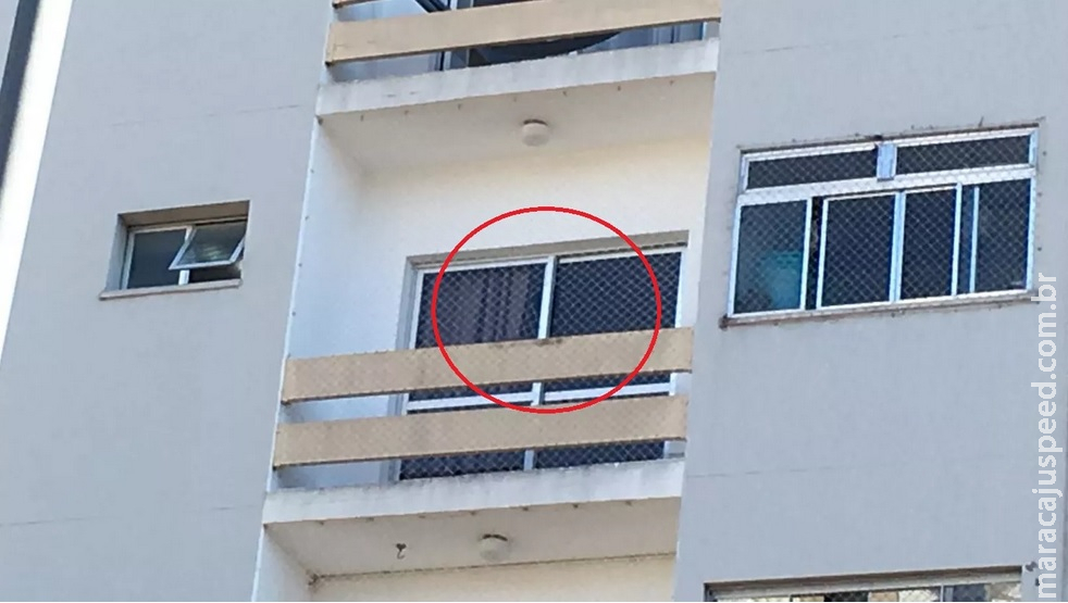 Menina de 8 anos cai do 4º andar de prédio; tela de proteção foi cortada