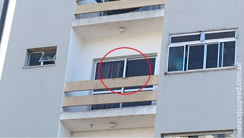 Menina de 8 anos cai do 4º andar de prédio; tela de proteção foi cortada Menina de 8 anos cai do 4º andar de prédio; tela de proteção foi cortada