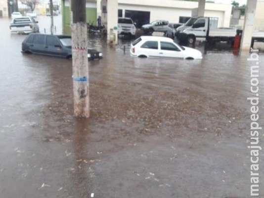 No interior, chuva causou estragos à tarde, mas deu trégua na madrugada