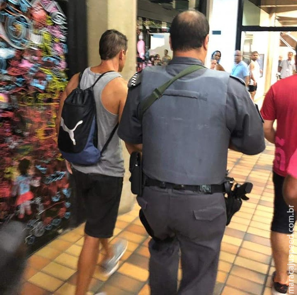 Pai flagra homem tomando banho com filho de 12 anos em vestiário de clube Pai flagra homem tomando banho com filho de 12 anos em vestiário de clube