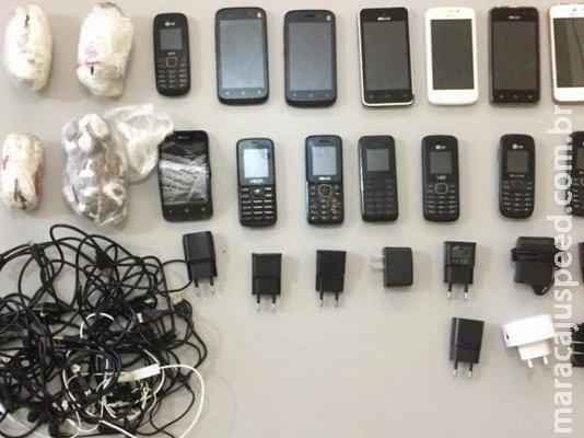 Pente-fino em presídio feminino encontra 16 celulares e maconha