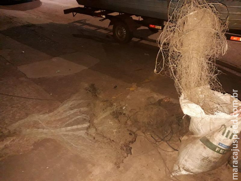PMA prende dois pescadores pescando em piracema e com petrechos ilegais PMA prende dois pescadores pescando em piracema e com petrechos ilegais