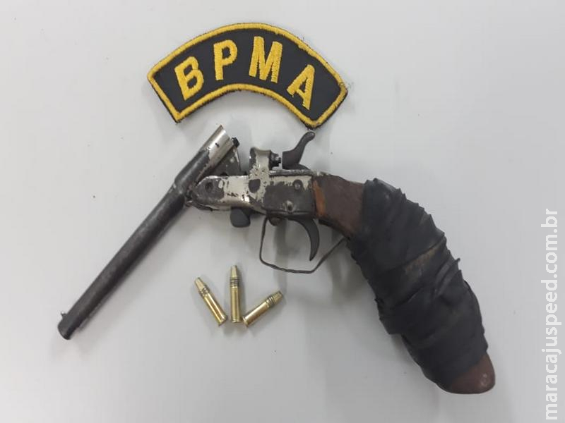 Polícia Militar aprende arma de fogo e munições de pescador durante fiscalização no rio Aquidauana Polícia Militar aprende arma de fogo e munições de pescador durante fiscalização no rio Aquidauana