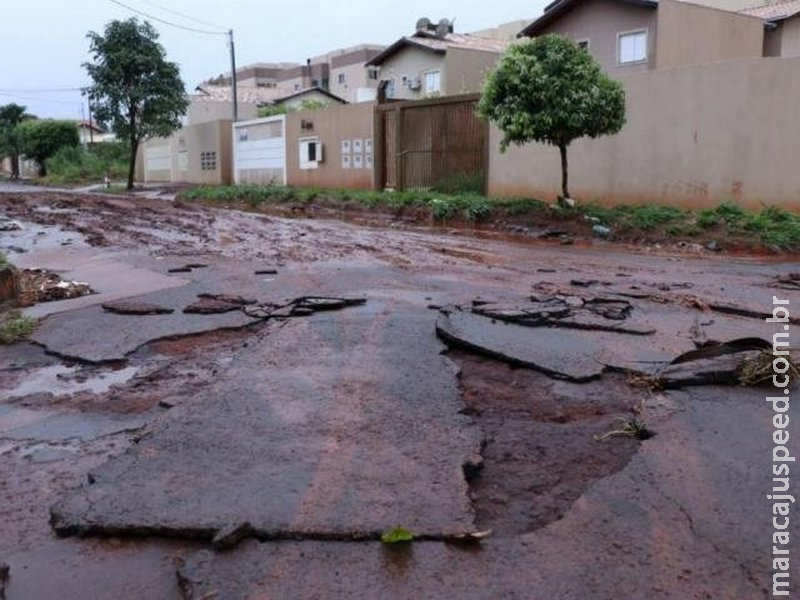 Problema crônico, asfalto não aguenta volume de chuva e lama invade bairro