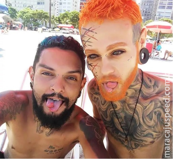 Tatuador é achado morto e namorado desaparece durante passeio Tatuador é achado morto e namorado desaparece durante passeio