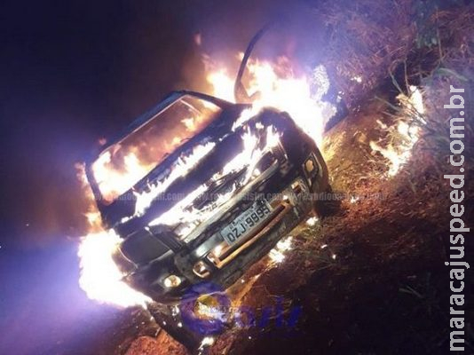 Triplo homicídio: camionete usada em execuções é encontrada incendiada na fronteira Triplo homicídio: camionete usada em execuções é encontrada incendiada na fronteira