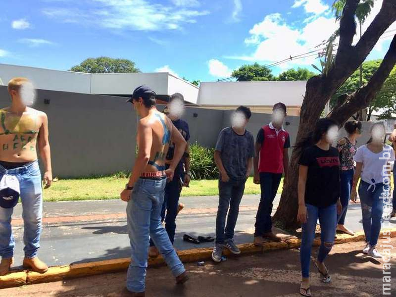 Universitários se aglomeram em semáforos para pedir dinheiro Universitários se aglomeram em semáforos para pedir dinheiro