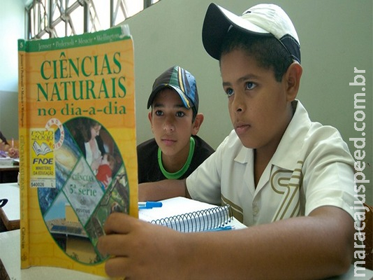 A complexa logística de distribuição dos livros didáticos, desde as editoras até os estudantes A complexa logística de distribuição dos livros didáticos, desde as editoras até os estudantes