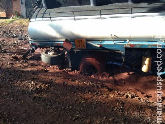 Após semana de chuvas, rua deixa veículos e até caminhão presos na lama em Campo Grande Após semana de chuvas, rua deixa veículos e até caminhão presos na lama em Campo Grande