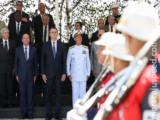 Bolsonaro pede "sacrifício" dos militares na reforma da Previdência Bolsonaro pede "sacrifício" dos militares na reforma da Previdência